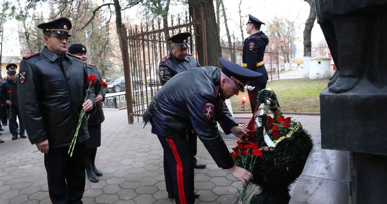 Начальник УМВД России по Калужской области генерал-майор полиции Сергей Никифоров возложил цветы к Обелиску памяти погибших сотрудников Начальник УМВД России по Калужской области генерал-майор полиции Сергей Никифоров возложил цветы к Обелиску памяти погибших сотрудников