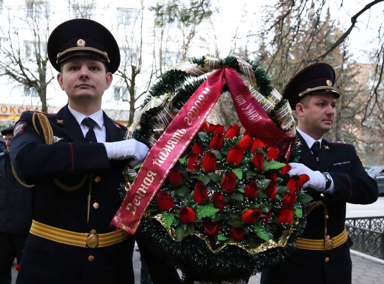 Начальник УМВД России по Калужской области генерал-майор полиции Сергей Никифоров возложил цветы к Обелиску памяти погибших сотрудников Начальник УМВД России по Калужской области генерал-майор полиции Сергей Никифоров возложил цветы к Обелиску памяти погибших сотрудников