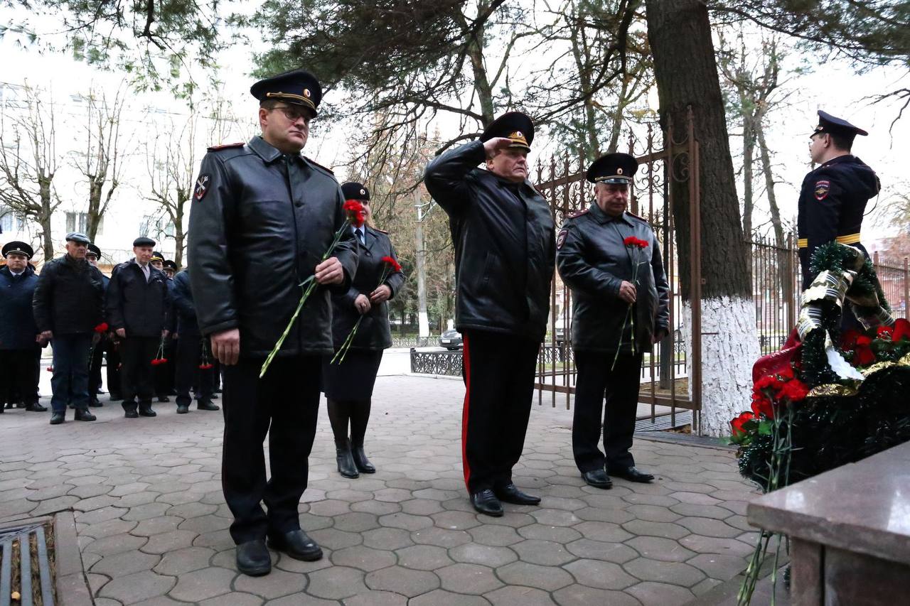 Начальник УМВД России по Калужской области генерал-майор полиции Сергей Никифоров возложил цветы к Обелиску памяти погибших сотрудников Начальник УМВД России по Калужской области генерал-майор полиции Сергей Никифоров возложил цветы к Обелиску памяти погибших сотрудников