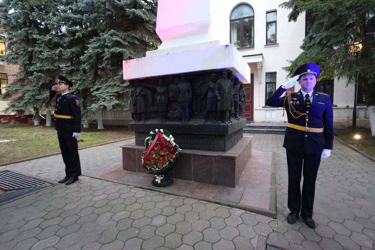Начальник УМВД России по Калужской области генерал-майор полиции Сергей Никифоров возложил цветы к Обелиску памяти погибших сотрудников Начальник УМВД России по Калужской области генерал-майор полиции Сергей Никифоров возложил цветы к Обелиску памяти погибших сотрудников