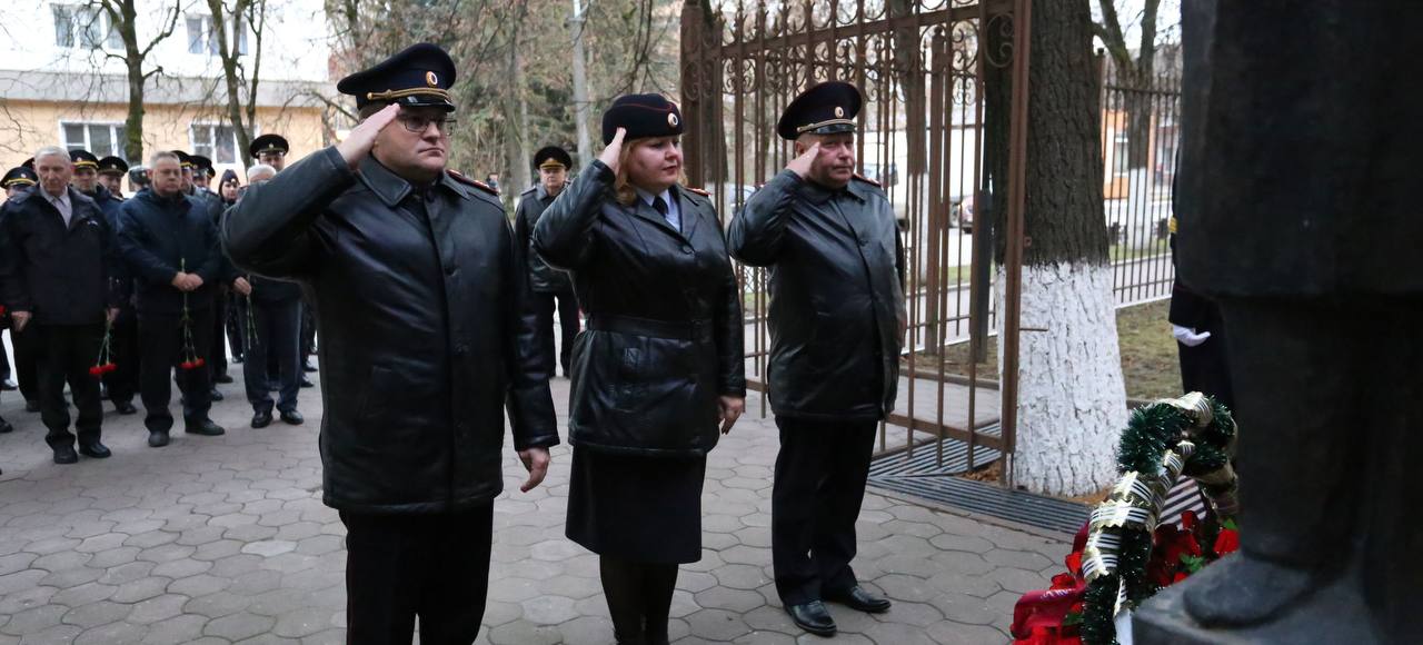 Начальник УМВД России по Калужской области генерал-майор полиции Сергей Никифоров возложил цветы к Обелиску памяти погибших сотрудников Начальник УМВД России по Калужской области генерал-майор полиции Сергей Никифоров возложил цветы к Обелиску памяти погибших сотрудников