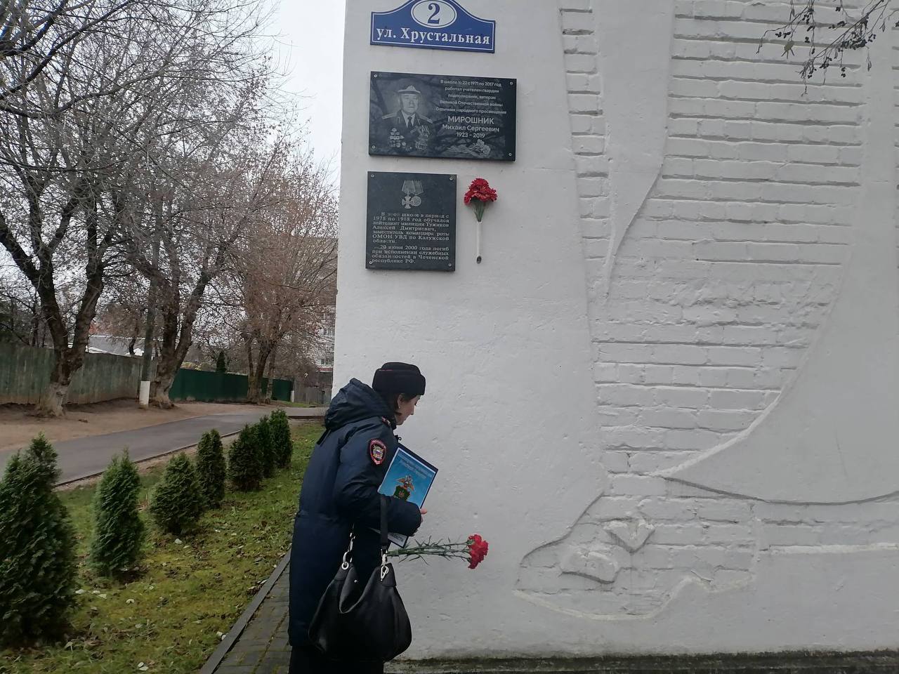 В калужской школе почтили память погибшего сотрудника полиции Алексея Тужикова, награжденного орденом Мужества В калужской школе почтили память погибшего сотрудника полиции Алексея Тужикова, награжденного орденом Мужества