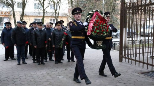 Начальник УМВД России по Калужской области генерал-майор полиции Сергей Никифоров возложил цветы к Обелиску памяти погибших сотрудников
