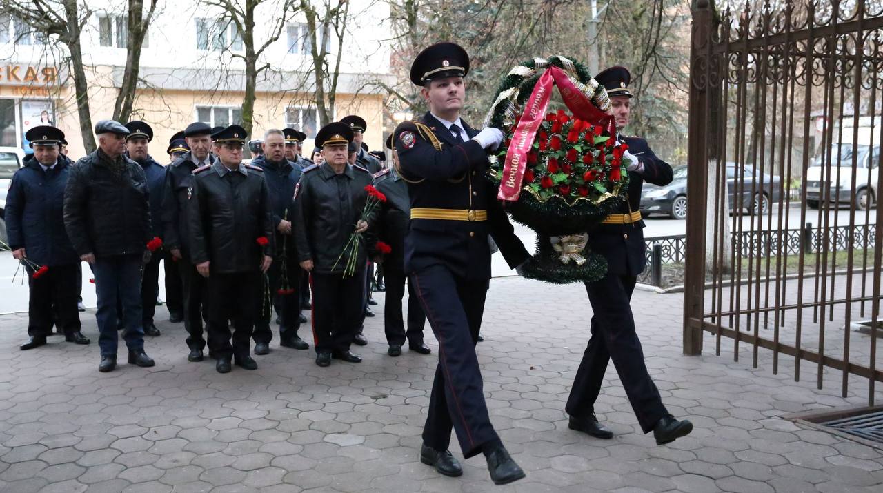 Начальник УМВД России по Калужской области генерал-майор полиции Сергей Никифоров возложил цветы к Обелиску памяти погибших сотрудников