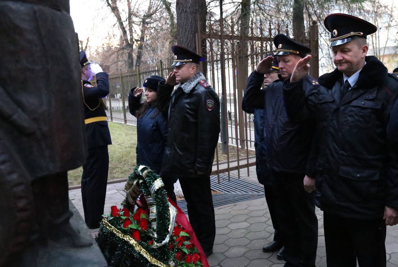 Начальник УМВД России по Калужской области генерал-майор полиции Сергей Никифоров возложил цветы к Обелиску памяти погибших сотрудников Начальник УМВД России по Калужской области генерал-майор полиции Сергей Никифоров возложил цветы к Обелиску памяти погибших сотрудников