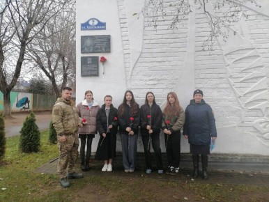 В калужской школе почтили память погибшего сотрудника полиции Алексея Тужикова, награжденного орденом Мужества