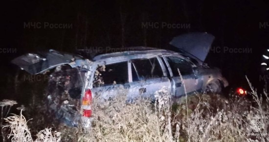В Калужской области автомобиль съехал в кювет и перевернулся