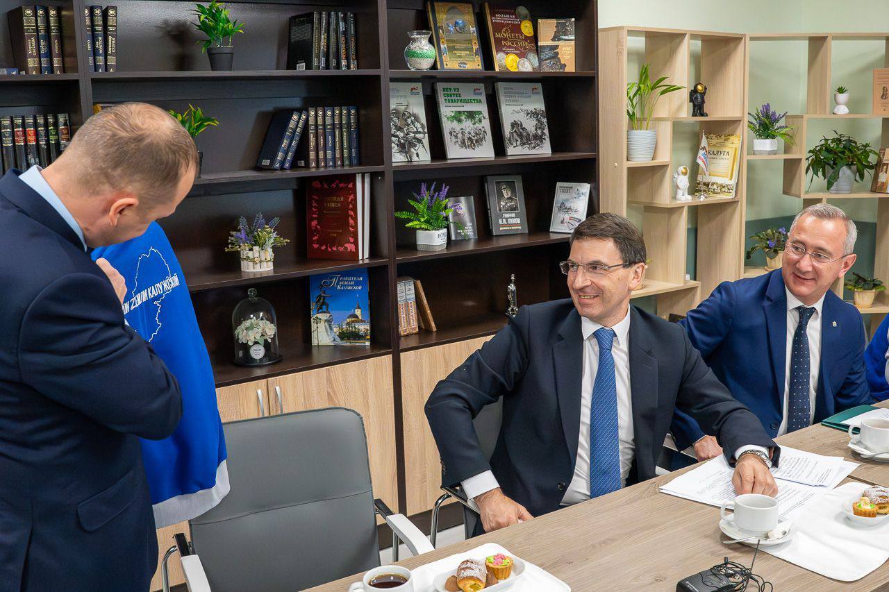 Губернатор Владислав Шапша поздравил с юбилеем полпреда президента РФ в ЦФО Игоря Щеголева