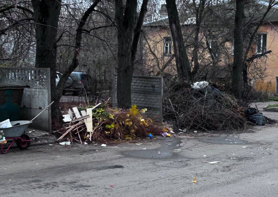 Калужанин показал последствия «уборки» мусора в центре города Калужанин показал последствия «уборки» мусора в центре города