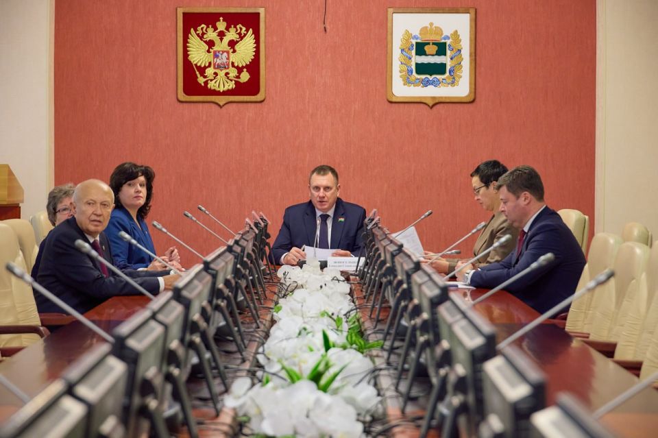 Спикер парламента Геннадий Новосельцев в режиме видео-конференц-связи провел первое заседание Консультативного совета председателей представительных органов муниципальных образований