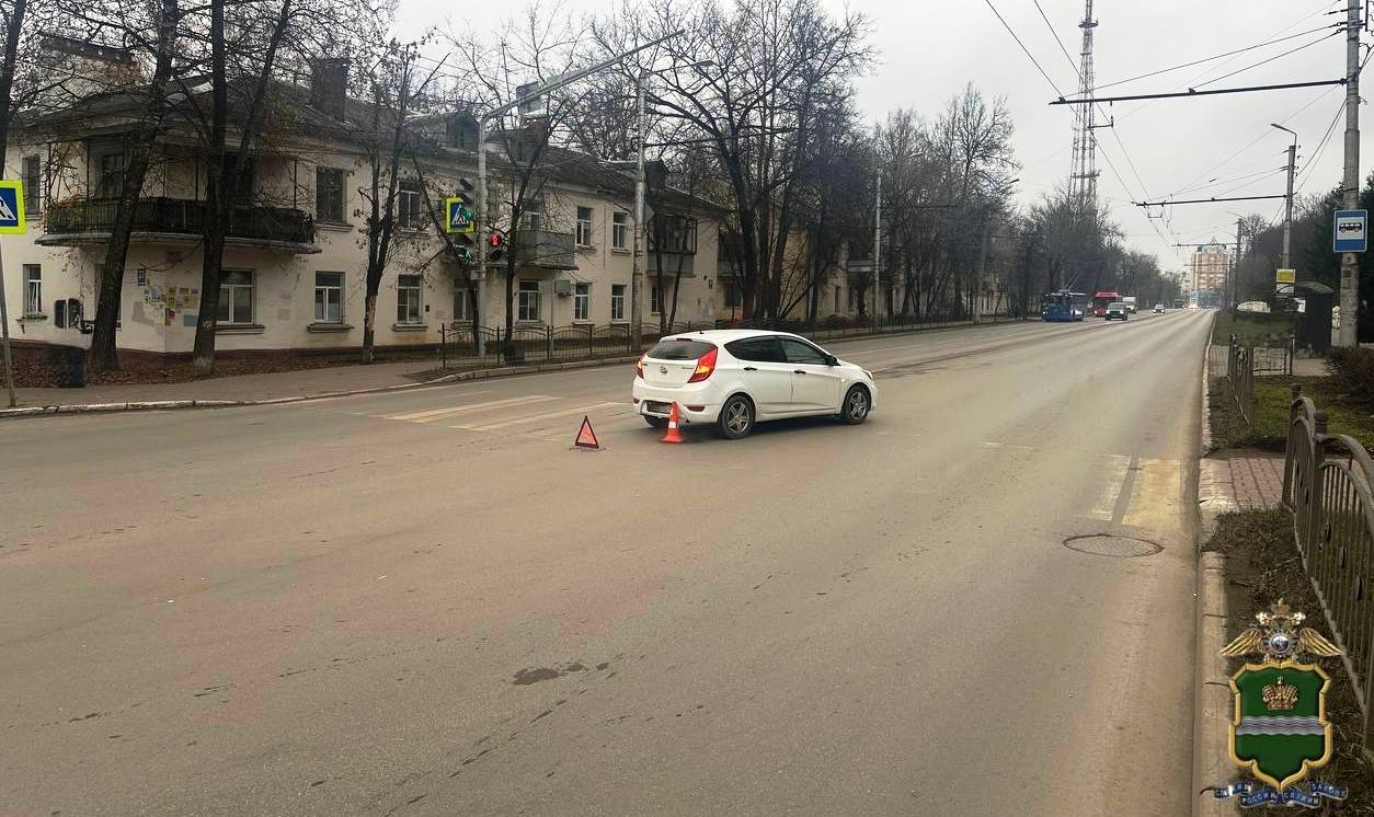 В Калуге автомобиль сбил двух женщин на светофоре