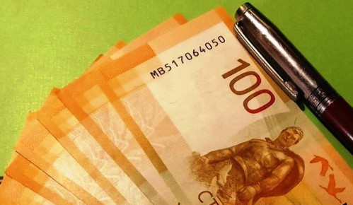 Иностранец попытался дать взятку калужскому полицейскому