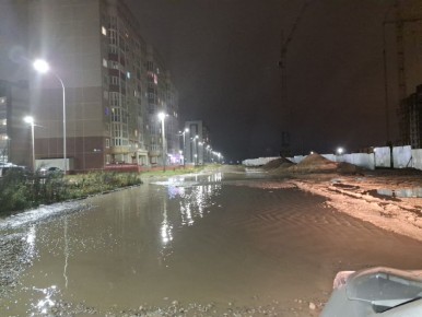 В Калуге затопило дорогу на Правом берегу