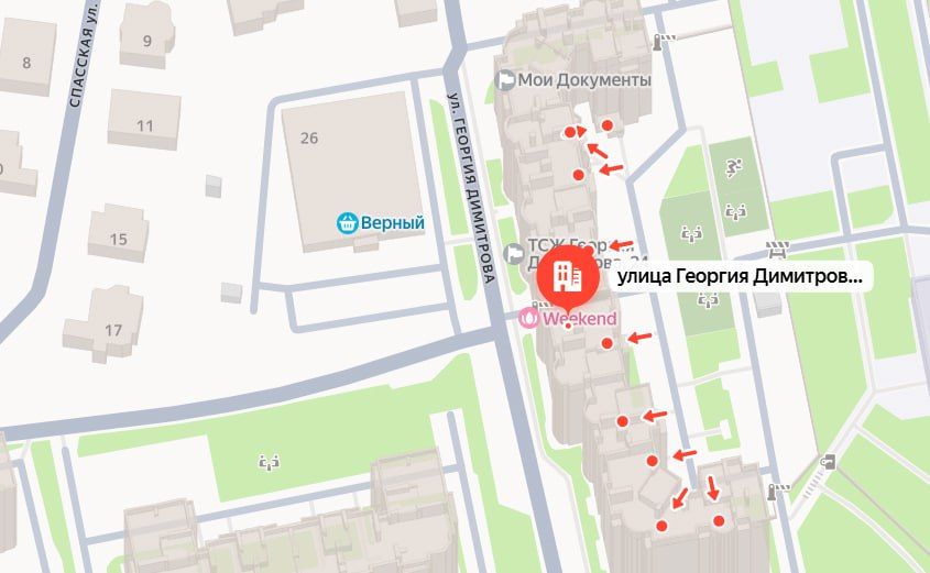 В Калуге вода больше месяца течет из-под асфальта