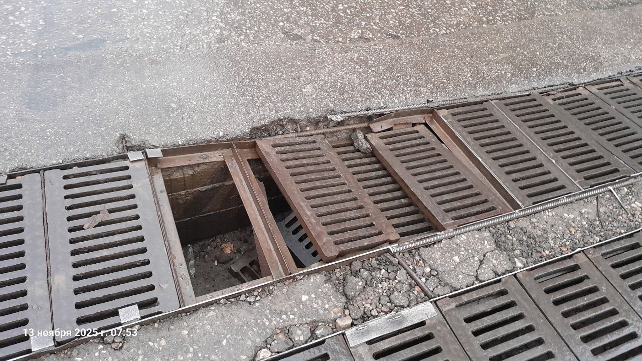 В Калуге провалилась решетка ливневой канализации