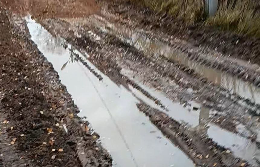 Жительница деревни Ракитня Калужской области бьёт тревогу из-за разбитой дороги Жительница деревни Ракитня Калужской области бьёт тревогу из-за разбитой дороги