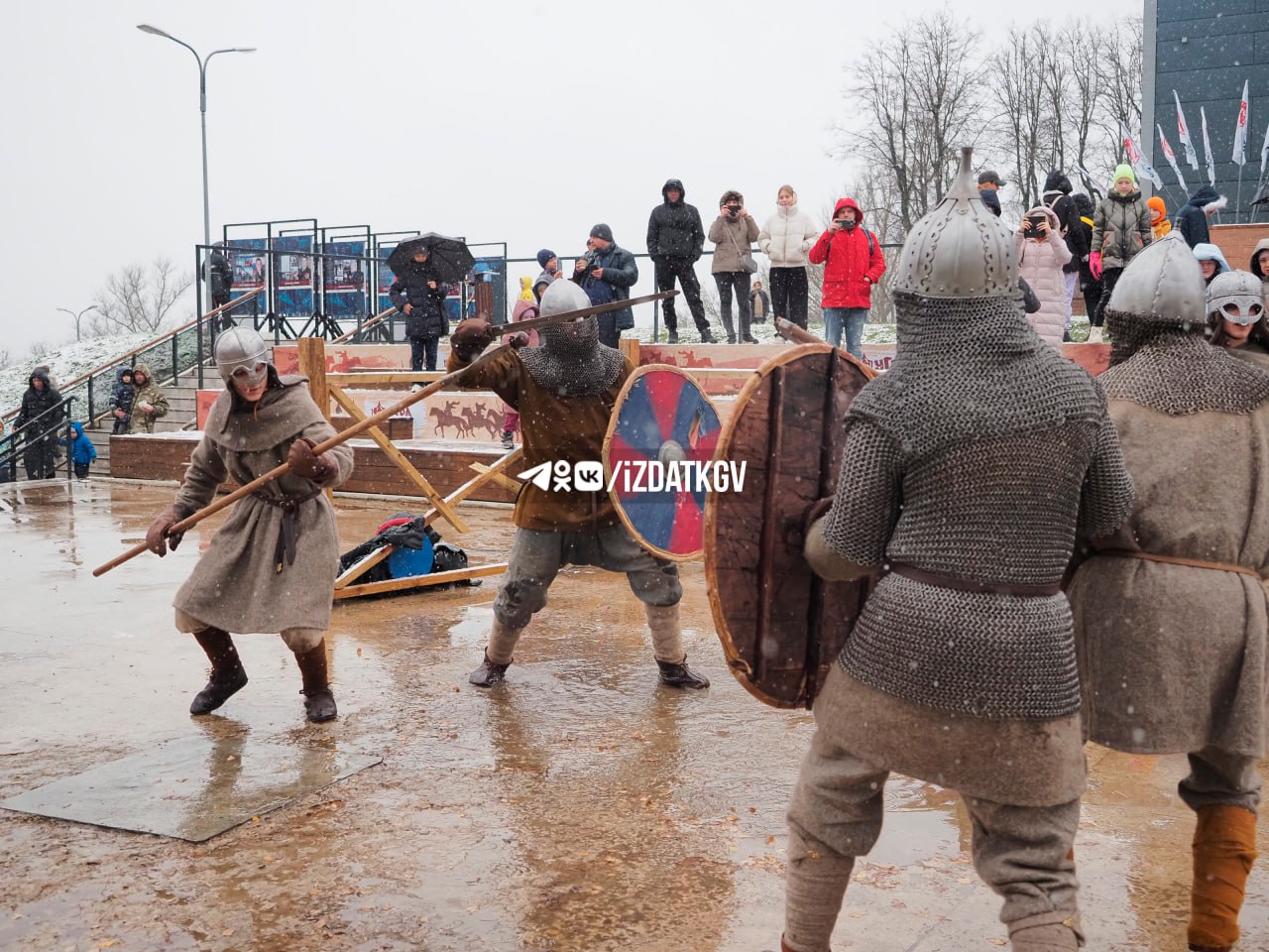 Непогода не помешала калужанам окунуться в эпоху Средневековья Непогода не помешала калужанам окунуться в эпоху Средневековья