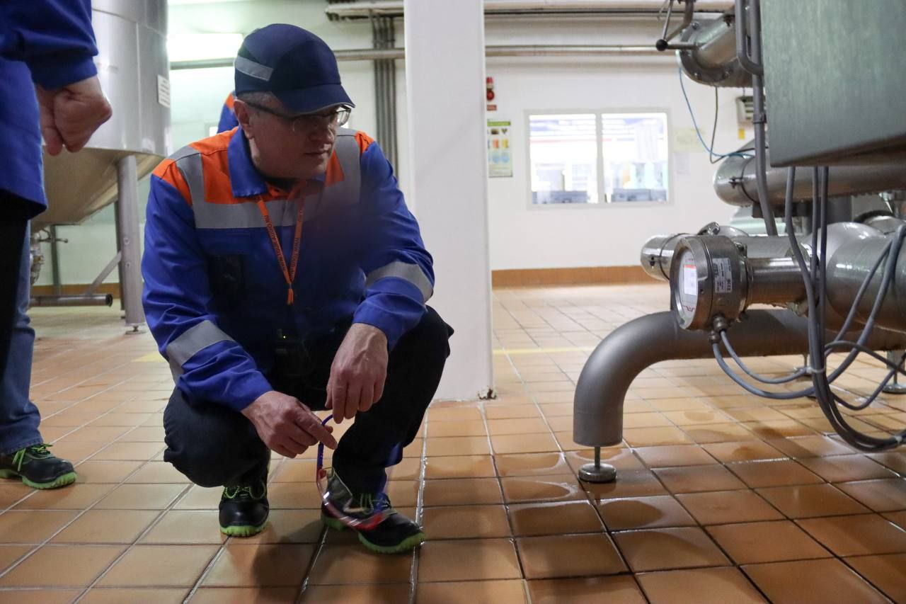 Дмитрий Денисов посетил завод по производству газированных напитков Дмитрий Денисов посетил завод по производству газированных напитков