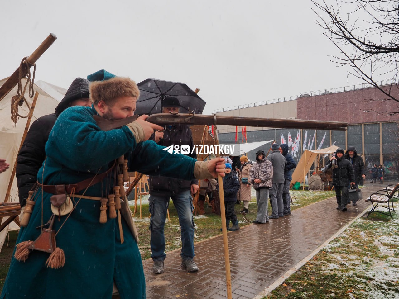 Непогода не помешала калужанам окунуться в эпоху Средневековья Непогода не помешала калужанам окунуться в эпоху Средневековья
