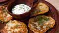 Если с ужина осталась картошка: эти вкусные и быстрые блинчики домочадцы сметут в два счета