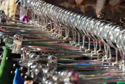 Как использовать вешалки для одежды не по назначению: 4 приема с предметом