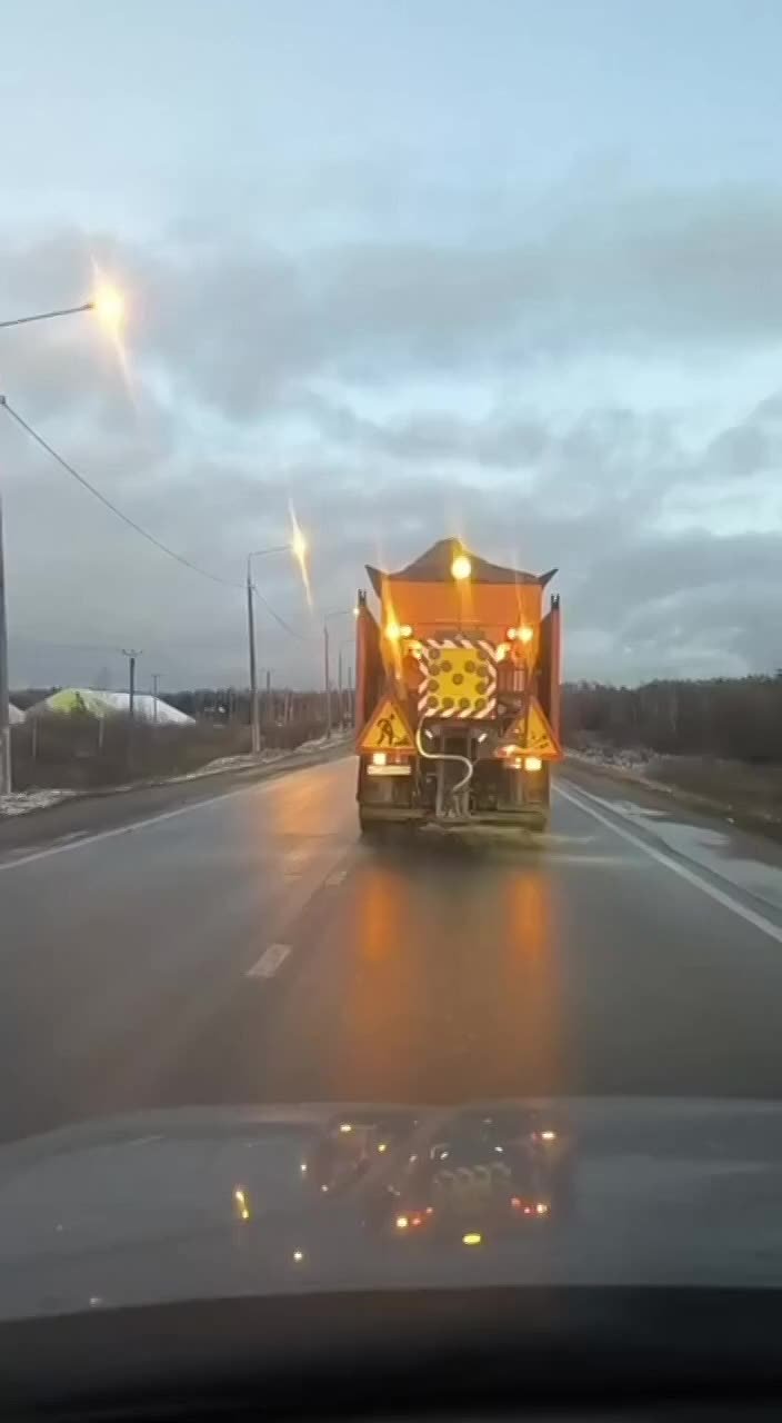 Дорожные службы Калуги обрабатывают улицы от наледи