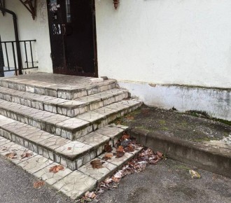 Калужанка пожаловалась на отсутствие пандуса для коляски в подъезде