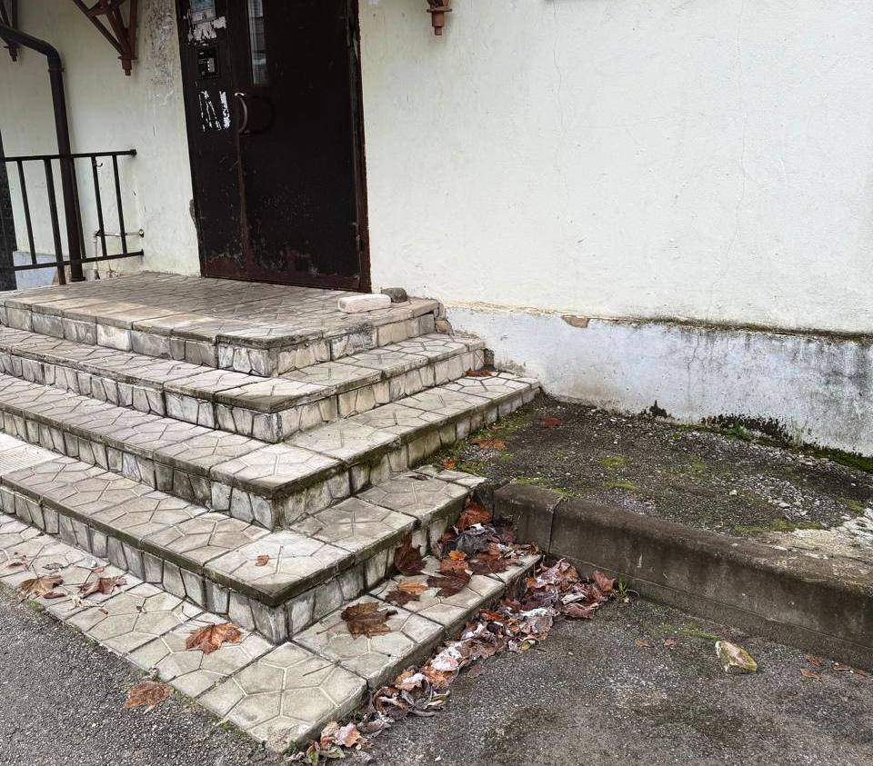 Калужанка пожаловалась на отсутствие пандуса для коляски в подъезде