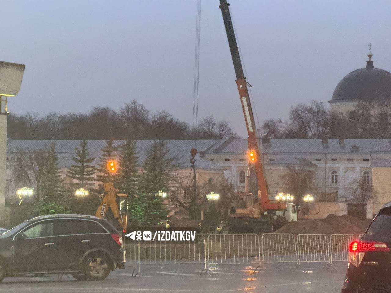 На Старом Торге создают основание под будущий каток На Старом Торге создают основание под будущий каток