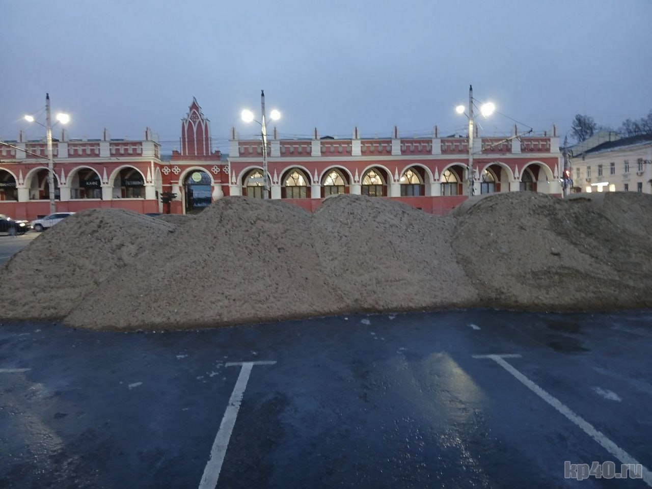 Горы песка высыпали на центральной площади Калуги Горы песка высыпали на центральной площади Калуги