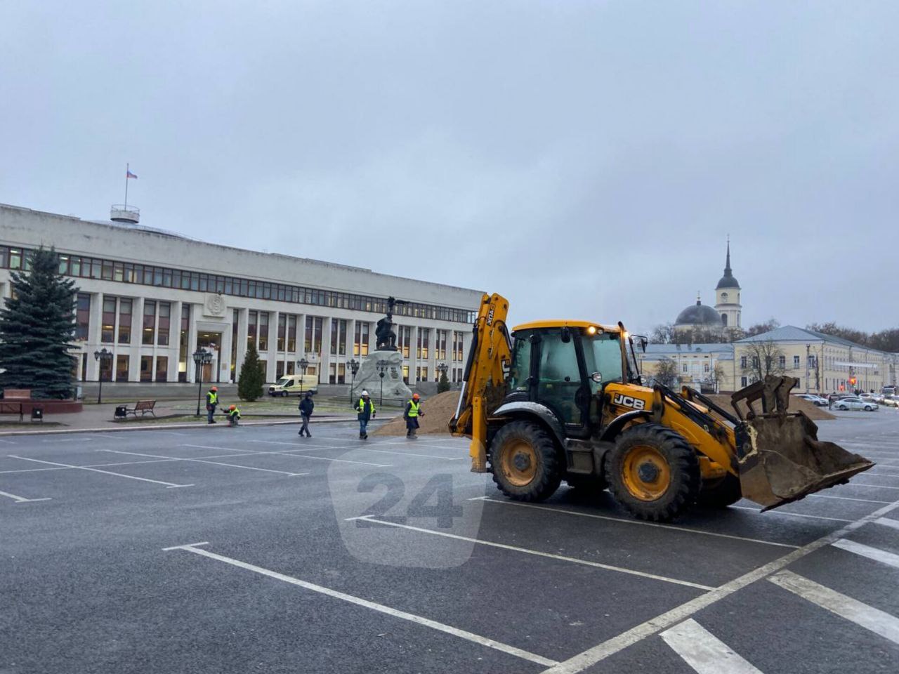 Парковка на Старом торге начинает превращаться в каток Парковка на Старом торге начинает превращаться в каток