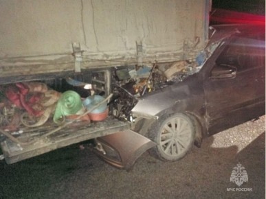 Легковушка влетела под грузовик