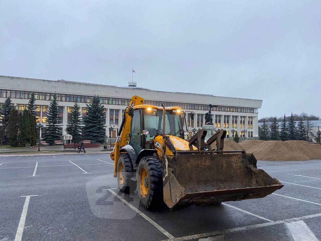 Парковка на Старом торге начинает превращаться в каток Парковка на Старом торге начинает превращаться в каток
