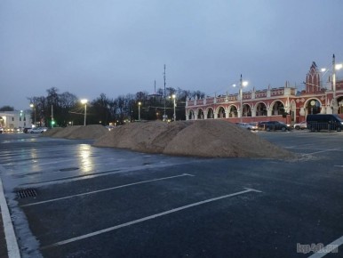 Горы песка высыпали на центральной площади Калуги