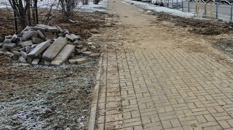 В Калуге после ремонтных работ оставили грязь В Калуге после ремонтных работ оставили грязь