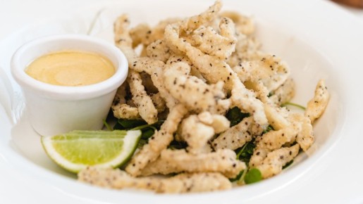 Этот салат с кальмаром не оставит гостей равнодушными: секрет в одном продукте