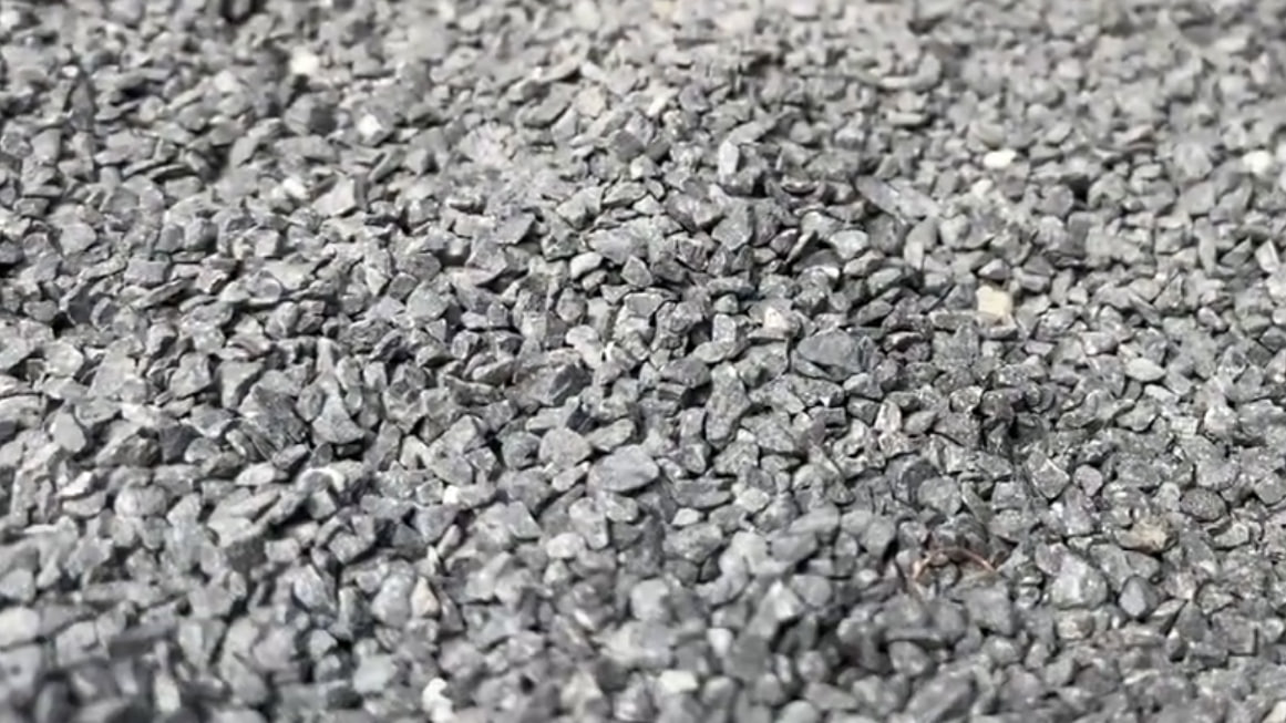 В Калуге дороги начали посыпать мраморной крошкой