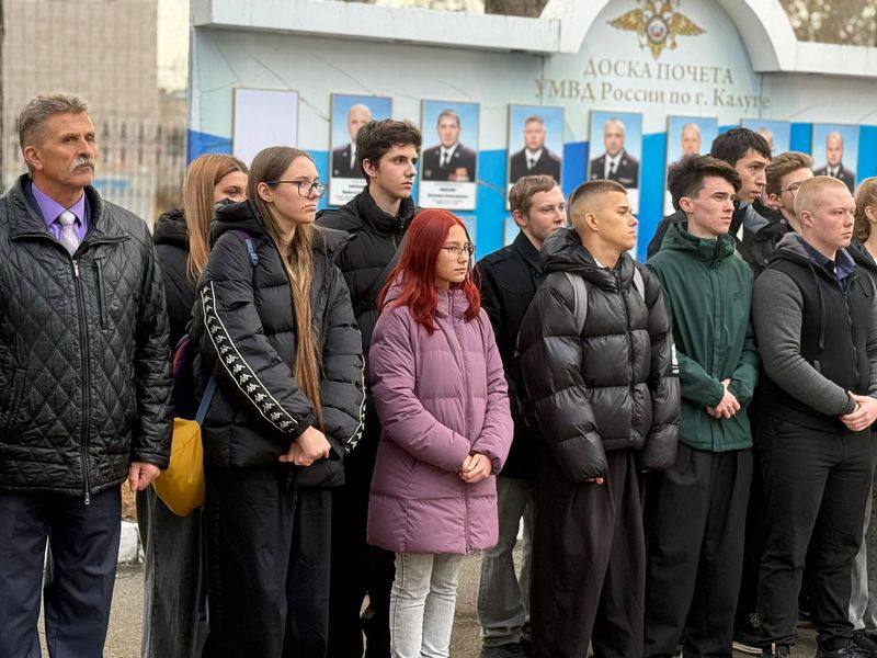 В Калуге полицейские и общественники организовали мероприятие для будущих стражей порядка В Калуге полицейские и общественники организовали мероприятие для будущих стражей порядка