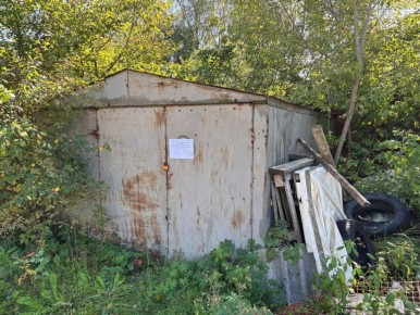 В Калуге разыскивают собственников гаражей и забора