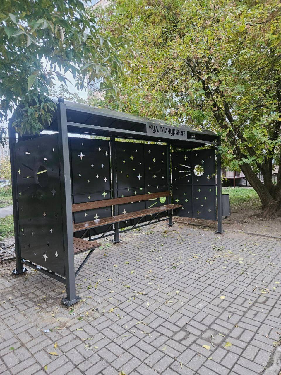 В Калуге смонтировали 11 «космических» остановочных павильонов