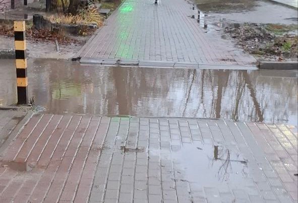 В Калуге на тротуаре уже несколько лет находится "море"