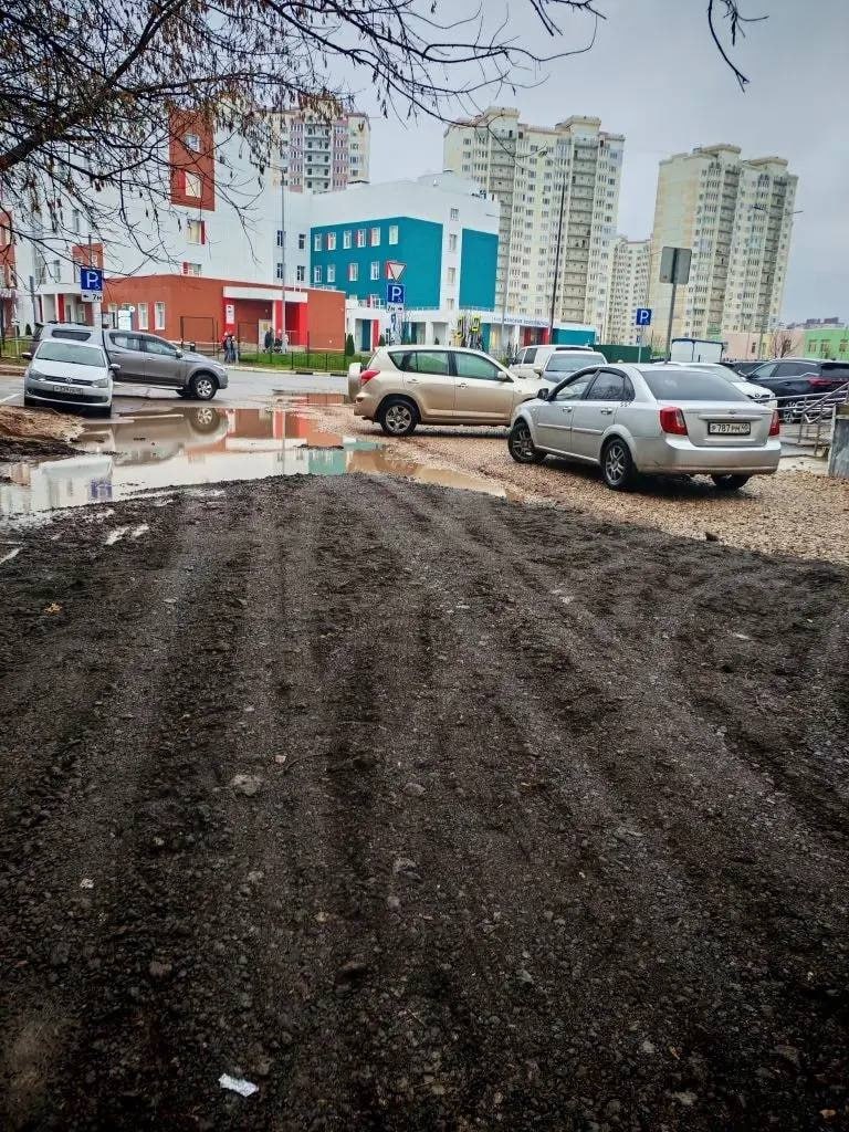 В Калуге засыпали лужу возле новой поликлиники
