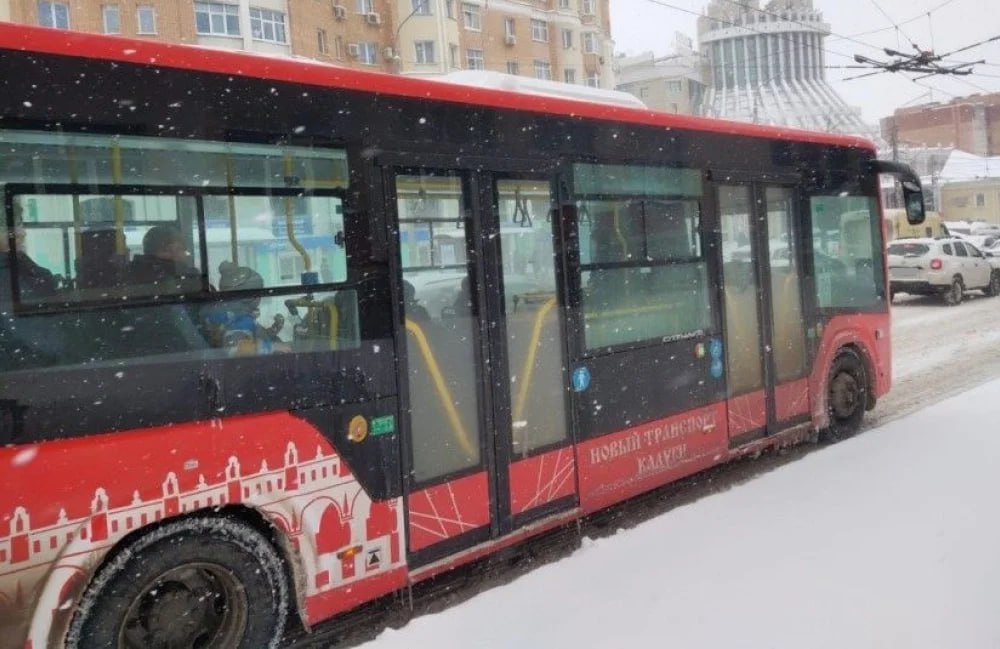 В Калуге утром автобус сошёл с рейса