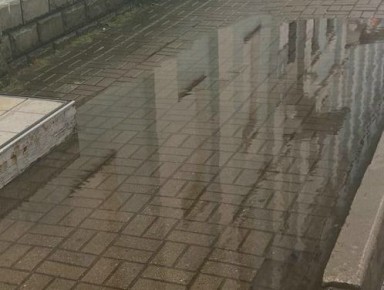 В Калуге на улице Кропоткина разрушается тротуарная плитка