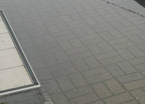 Калужанка рассказала о проседании тротуарной плитки на Кропоткина Калужанка рассказала о проседании тротуарной плитки на Кропоткина