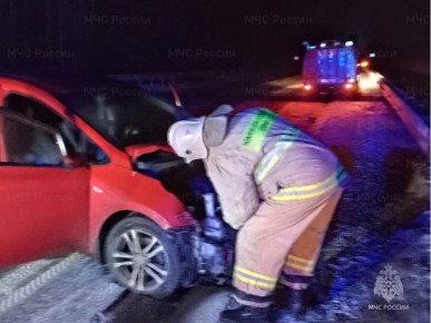 На трассе в Калужской области «Киа» влетел в отбойник