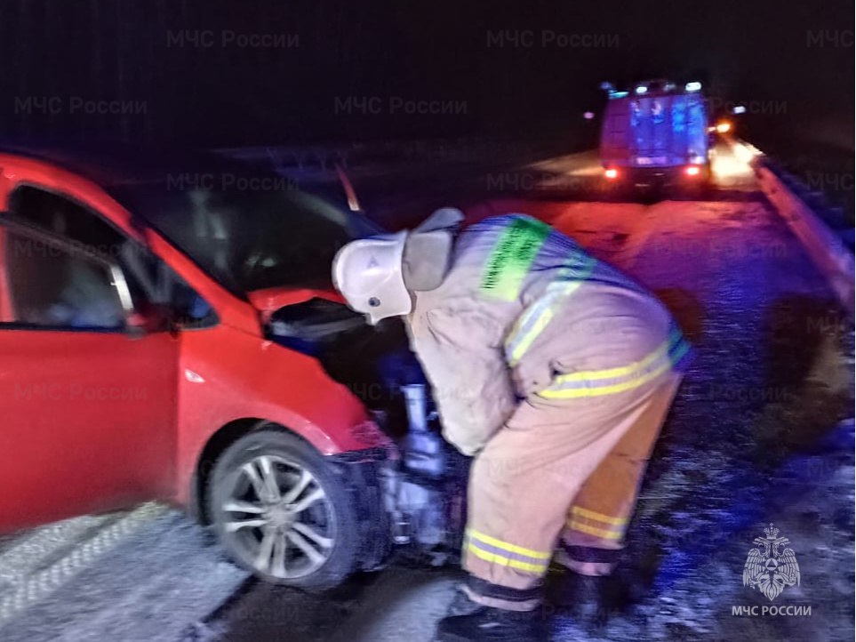 На трассе в Калужской области «Киа» влетел в отбойник