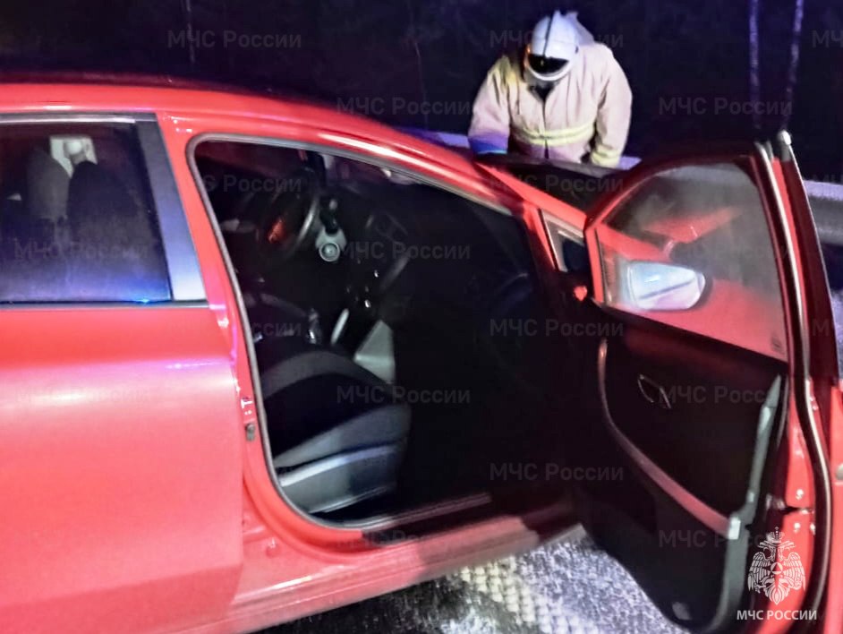 Водитель «Киа» врезался в отбойник на трассе в Калужской области