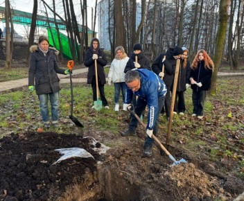 Дмитрий Денисов: Финальный штрих в благоустройстве сквера на Терепце – вместе с калужанами посадили там новые деревья!