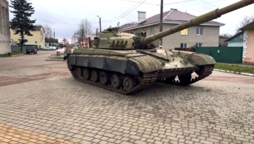 В Бабынино приехал танк. Бронемашину привезли из войсковой части Новосибирской области